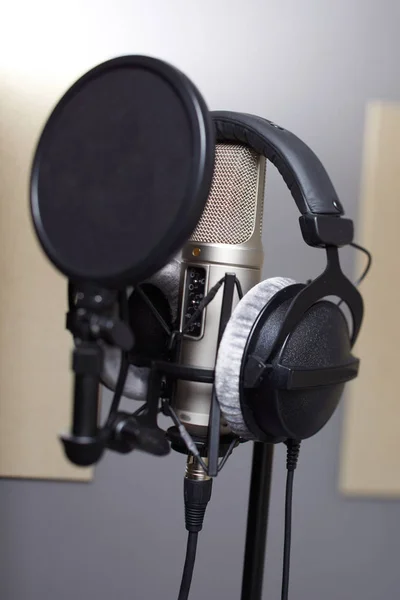 Microphone en studio d'enregistrement — Photo