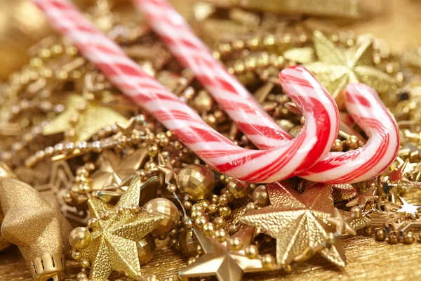 Bonbons mit Weihnachtsdekoration — Stockfoto