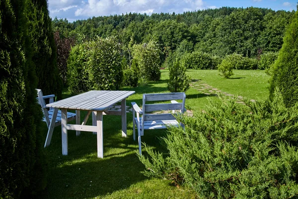 Beyaz ahşap masa ve sandalyeler ile veranda