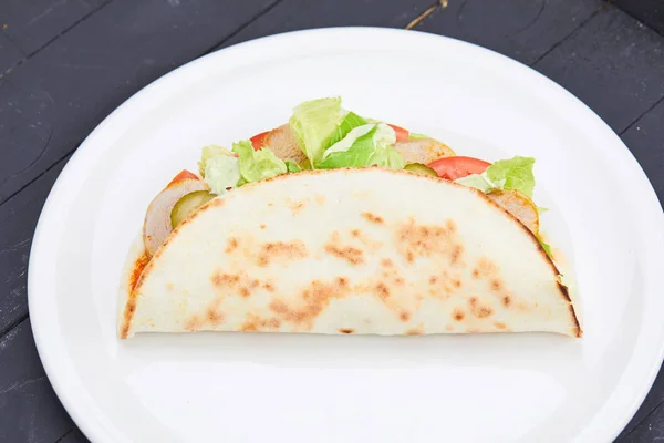 Smakelijke sandwich wrap met vlees — Stockfoto