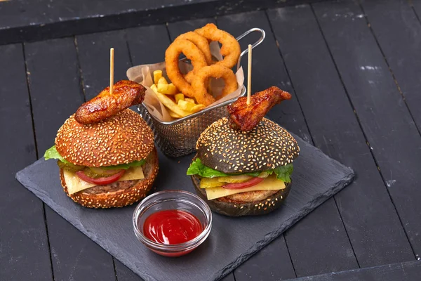 Hamburgers met frietjes — Stockfoto