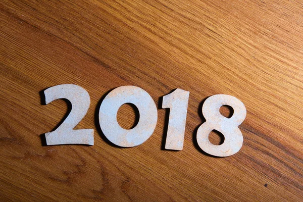 Dekorační číslice 2018 na dřevěný stůl — Stock fotografie