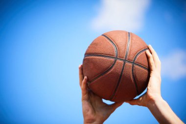 Basketbol topu tutan eller 