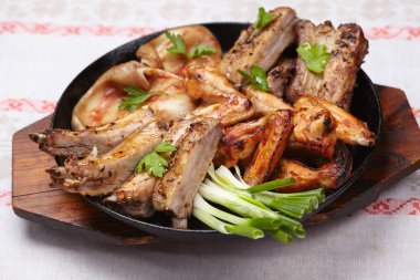 Tavada kavrulmuş lezzetli tavuk 