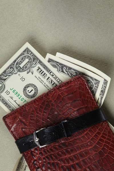 Billetera con dinero envuelto con cinturón — Foto de Stock