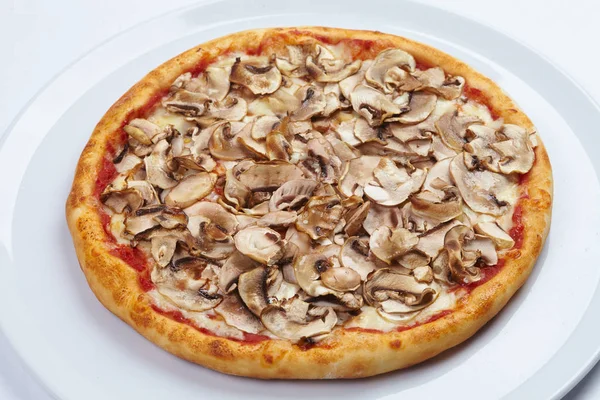 Вкусная традиционная пицца — стоковое фото