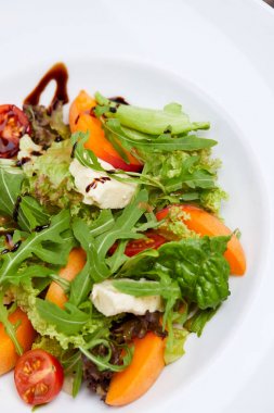 Beyaz tabak taze salata 