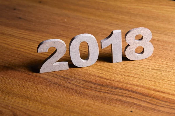 Dekorační číslice 2018 na dřevěný stůl — Stock fotografie
