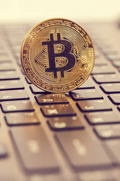 Bitcoin doré sur le clavier — Photo