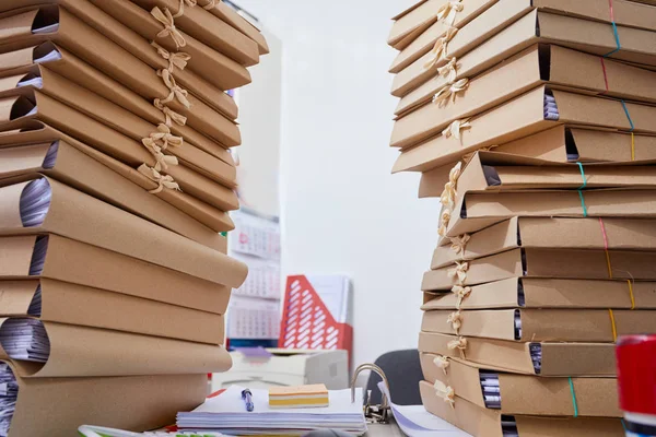 Pilhas de arquivos de papel na mesa — Fotografia de Stock