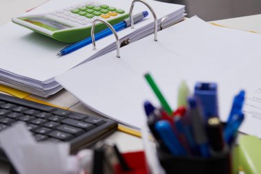 Tablo üzerinde ofis, banka donatımı