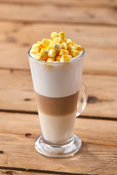 Kaffee mit Marshmallow im Glas — Stockfoto