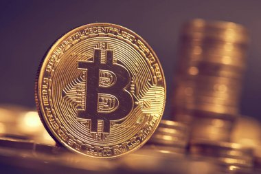 Altın bitcoin yığını 