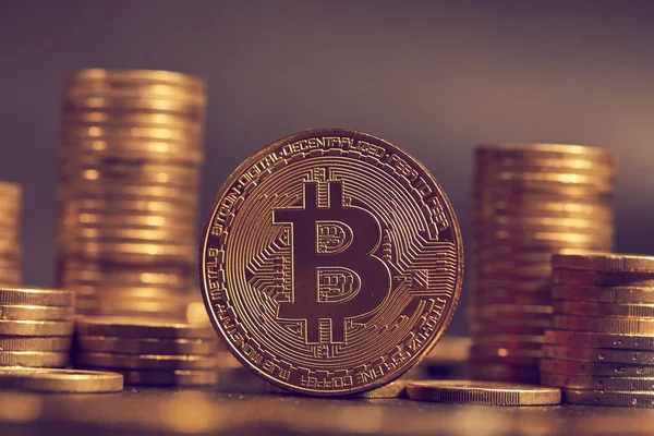 Altın bitcoin yığını 