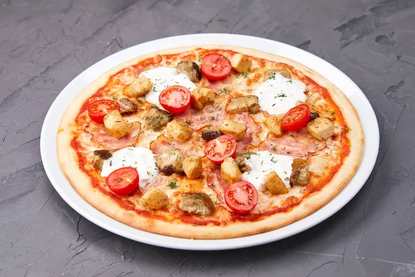 Pizza saborosa com cogumelos — Fotografia de Stock
