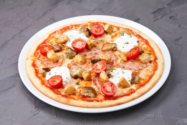 Smakelijke pizza met champignons — Stockfoto