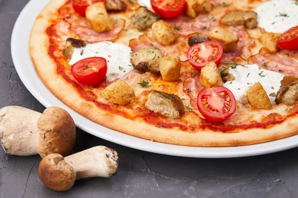 Pizza savoureuse aux champignons — Photo