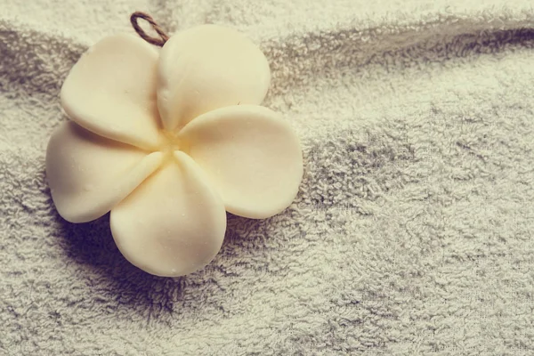 タオルの上に白い花 — ストック写真