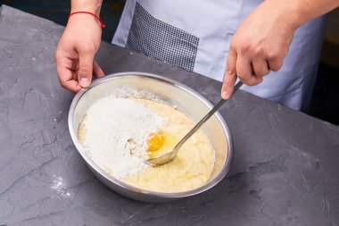 Şef hazırlanıyor çanak  