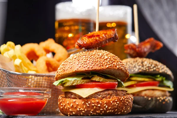 Finom kövér hamburgert, sör — Stock Fotó