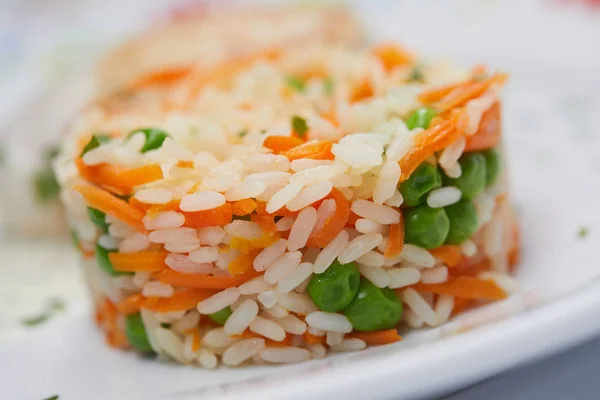 Вкусный рис с овощами — стоковое фото