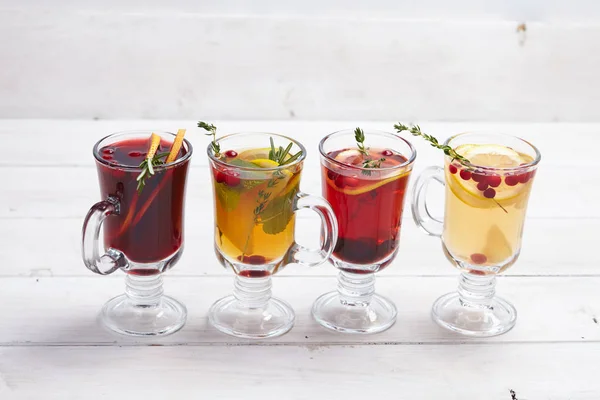 Bebida de inverno quente em copos — Fotografia de Stock