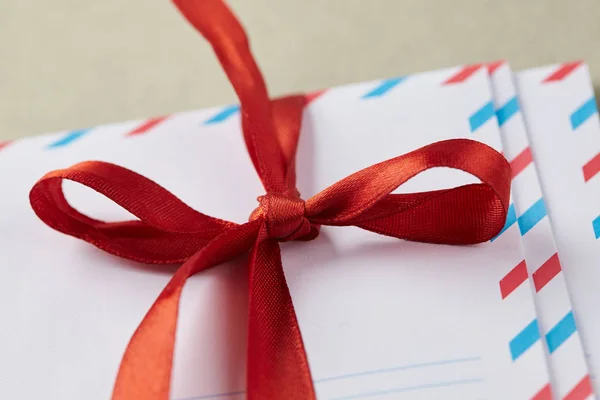 Envelopes vazios com arco vermelho — Fotografia de Stock