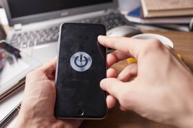 holding modern smartphone erkek eller