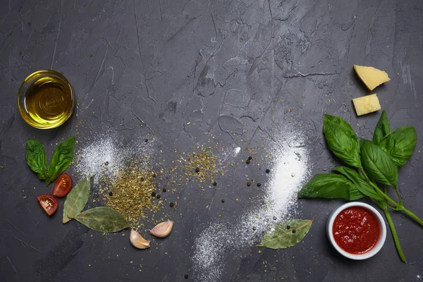 Kiraz domates dilimleri ile fesleğen yaprağı — Stok fotoğraf