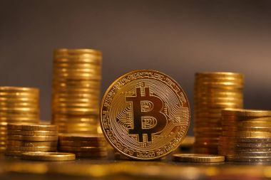 Altın bitcoins destesi