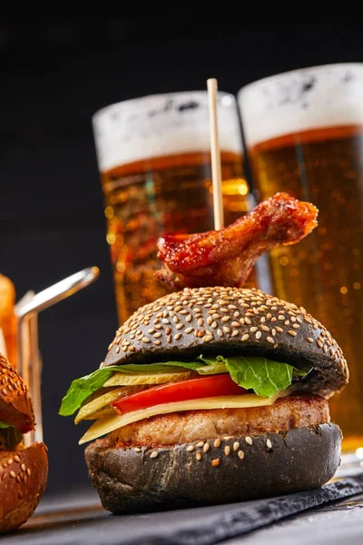 Hambúrgueres gordos saborosos com cerveja — Fotografia de Stock