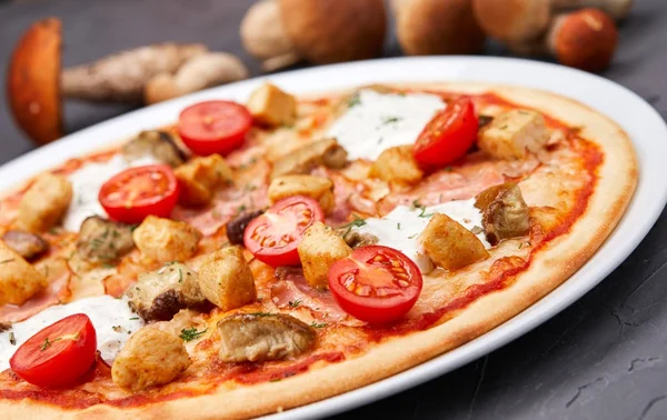 Leckere Pizza mit Pilzen — Stockfoto