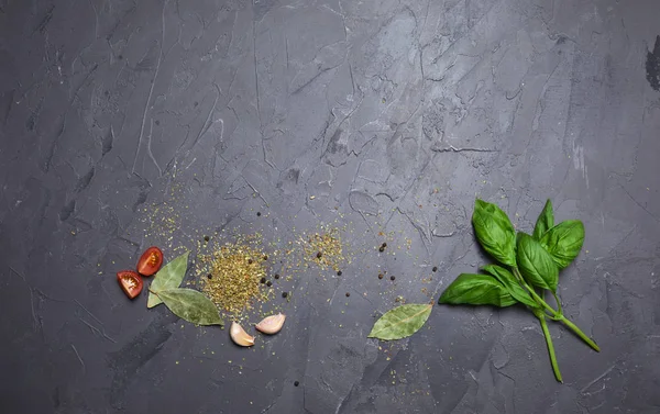 Kemangi daun dengan irisan tomat ceri — Stok Foto