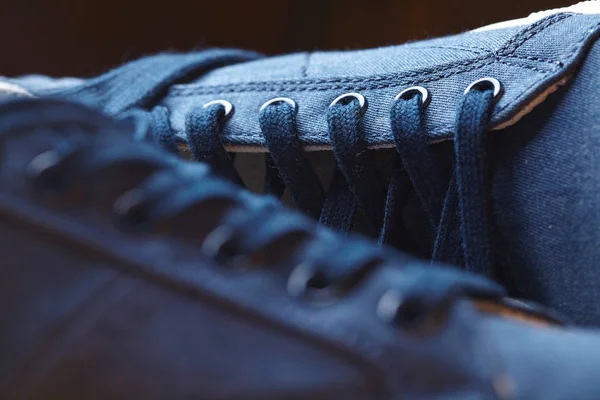 siyah spor ayakkabı