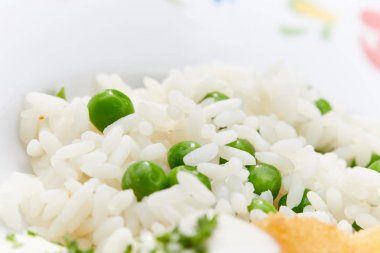 Yeşil bezelye ile pirinç 