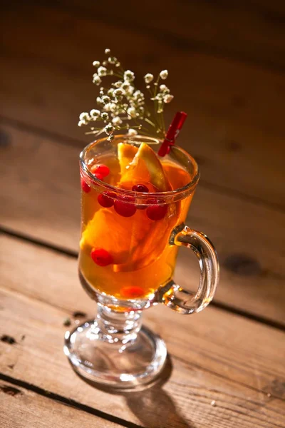 Cocktail caldo con frutta a fette — Foto Stock