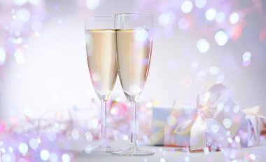 kadehlerin soğuk şampanya ile