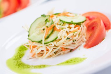 Beyaz tabak taze salata 