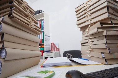 Resepsiyon dosyalarda kağıt destesi