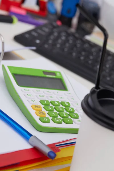 Bürobedarf auf dem Tisch — Stockfoto