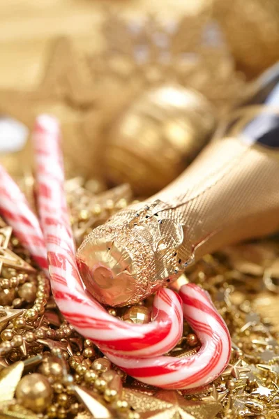 Botella de champán con decoración de Navidad —  Fotos de Stock