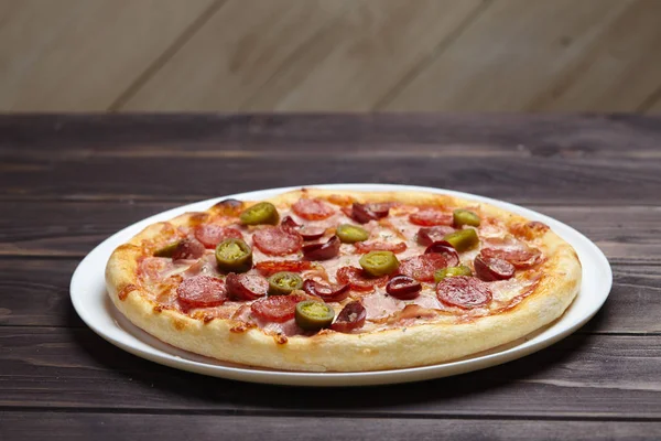 Ízletes hagyományos pizza — Stock Fotó