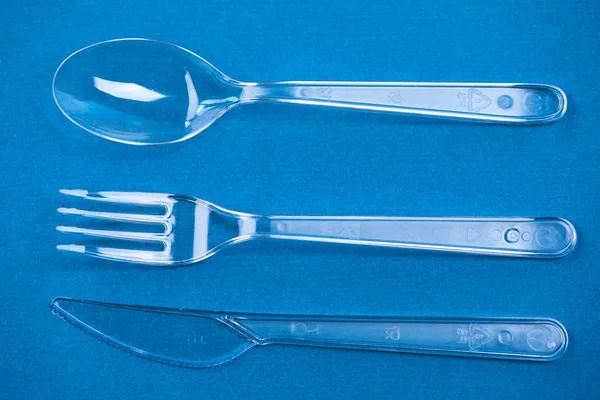 スプーンとフォークでプラスチック製のナイフ — ストック写真