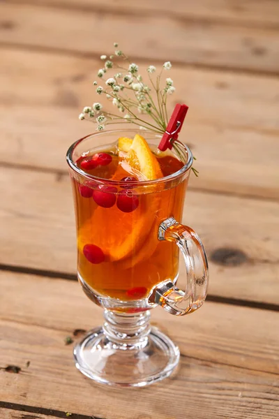 Hot cocktail met gesneden fruit — Stockfoto