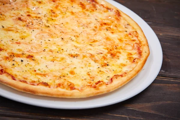 Pizza saborosa com queijo — Fotografia de Stock