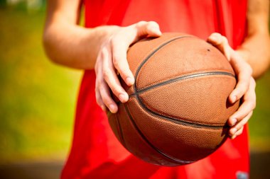 Basketbol topu tutan eller 