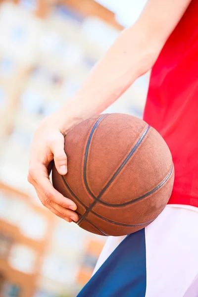 Ruce držící basketbalový míč — Stock fotografie