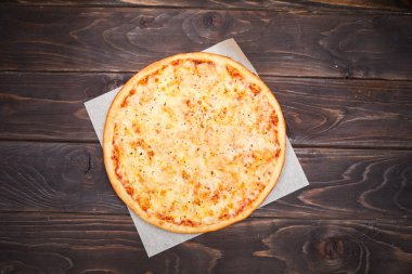 ahşap arka plan üzerinde lezzetli geleneksel pizza