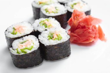 Beyaz arka plan üzerinde izole lezzetli geleneksel sushi