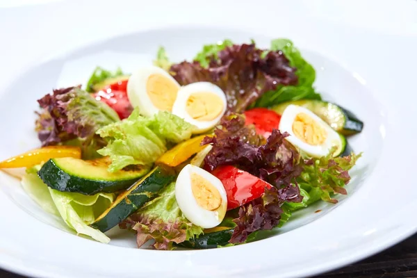 Salada Legumes Com Ovo Placa Branca Close — Fotografia de Stock